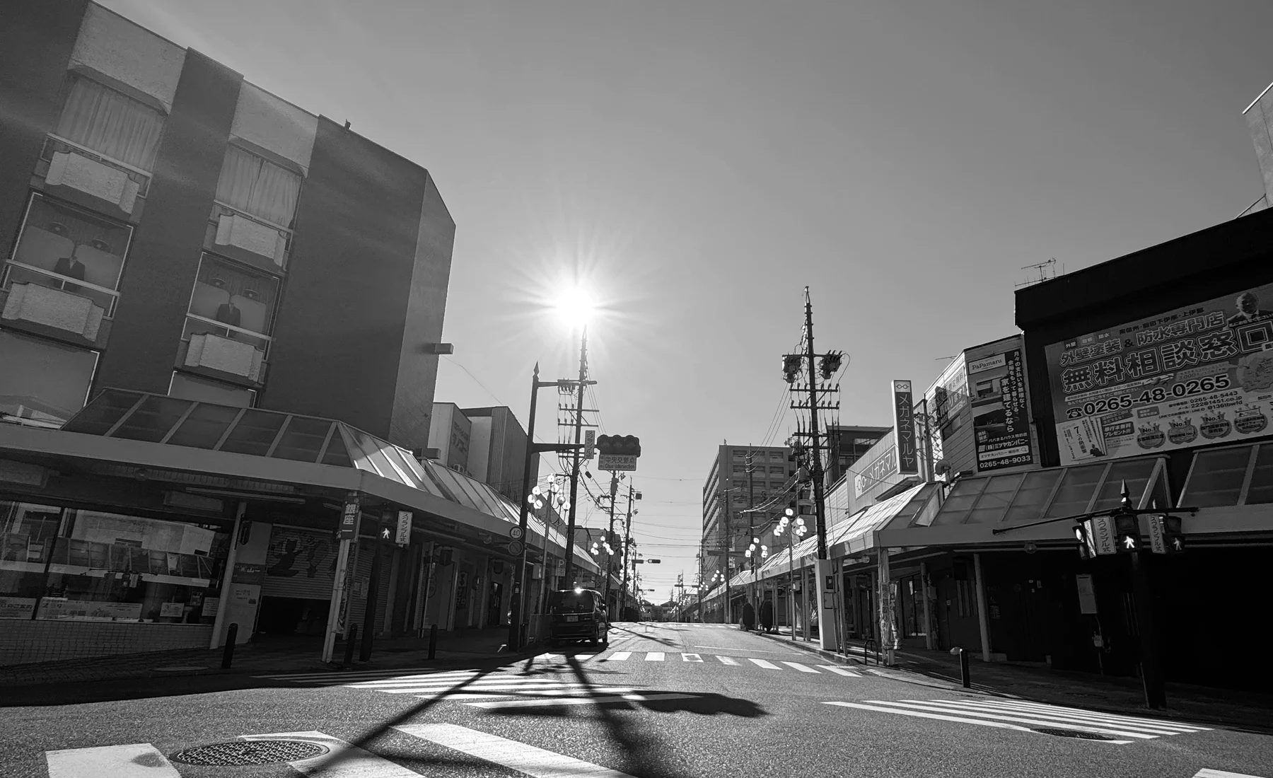朝日が差す飯田市中心市街地と山一ビルヂング